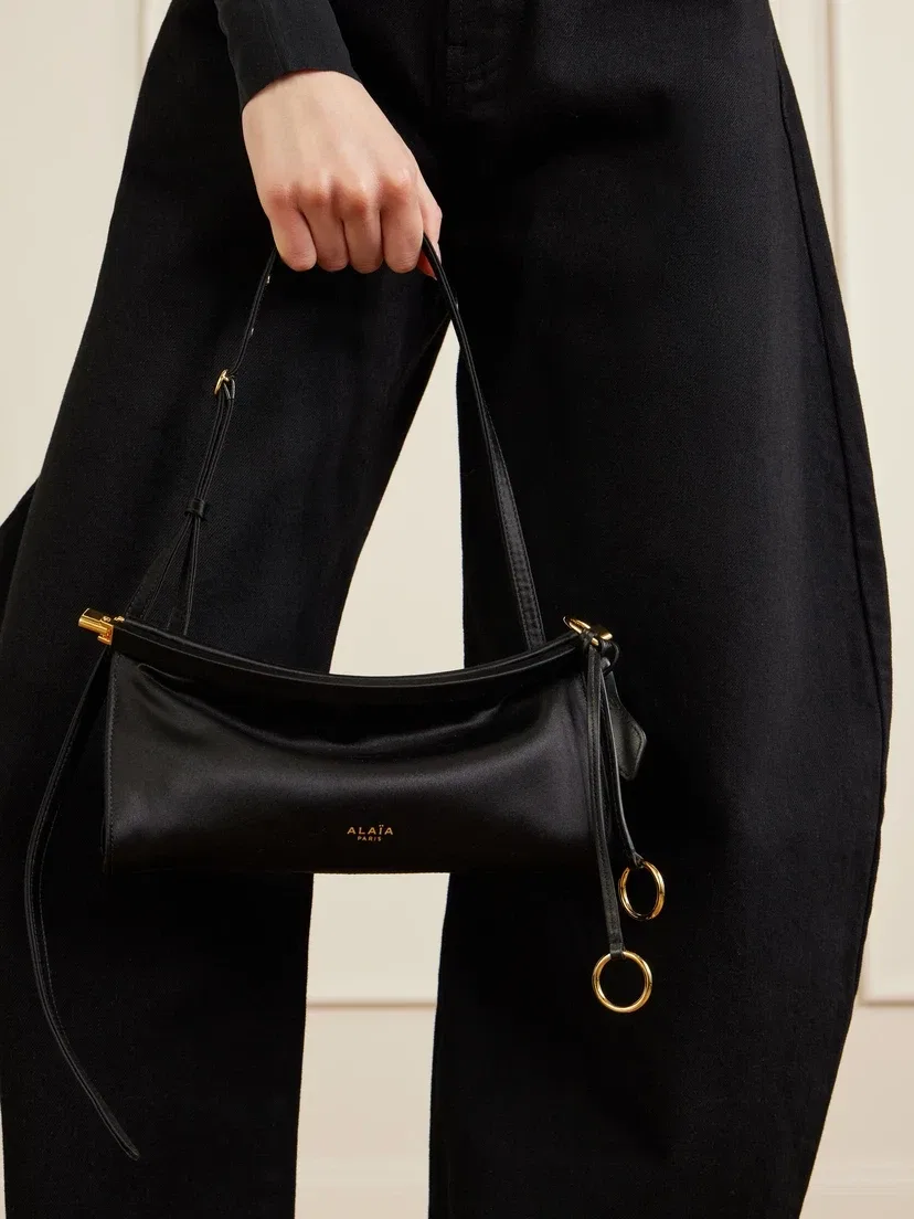 Маленькая атласная сумка через плечо Le Click Alaïa, черный — фото 2
