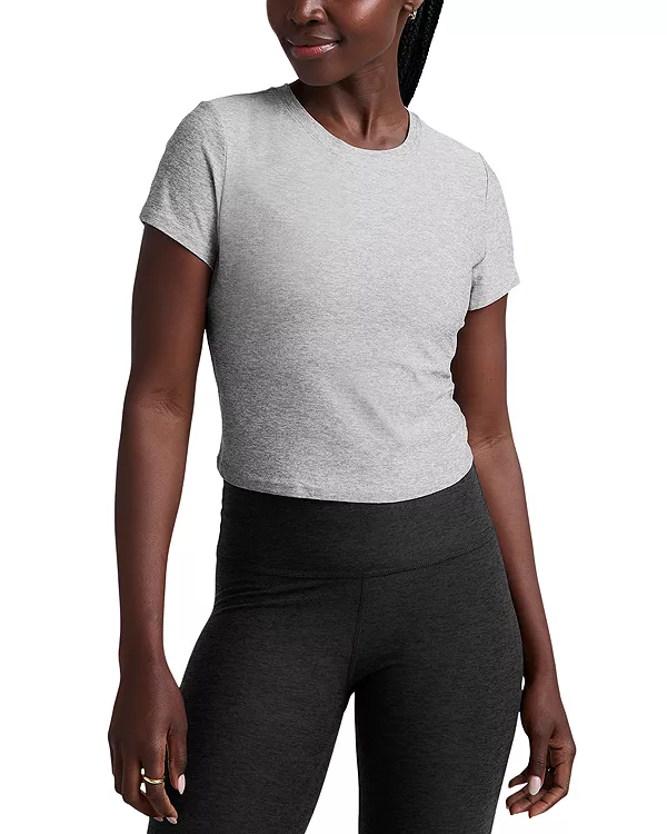 

Укороченная футболка из тонкой ткани Beyond Yoga, серый