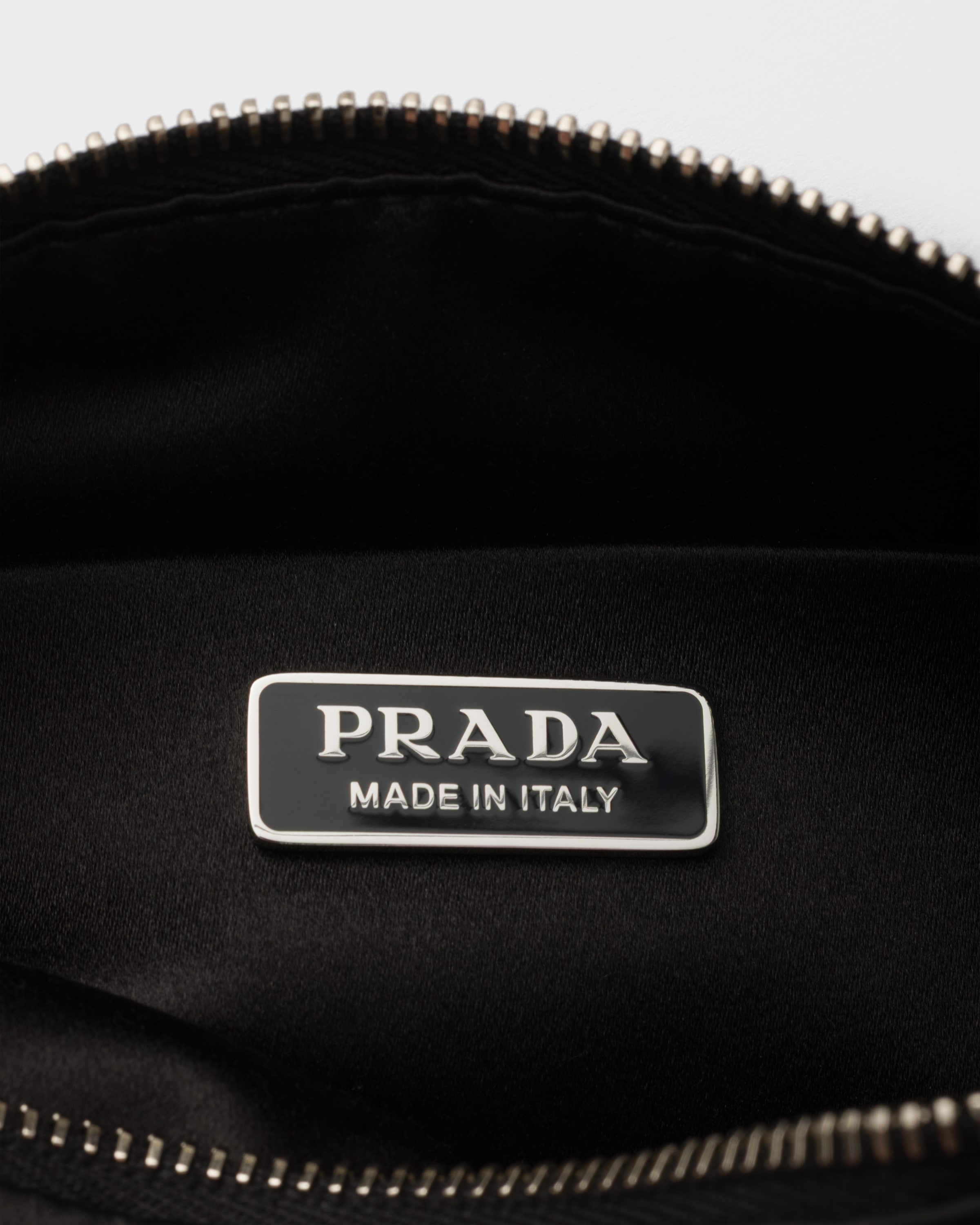 Миниатюрная сумка с кристаллами и плечевым ремнем Prada, кристалл — фото 4