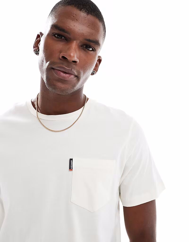 

Футболка Superdry Classic Essential с карманом цвета «белая кость»