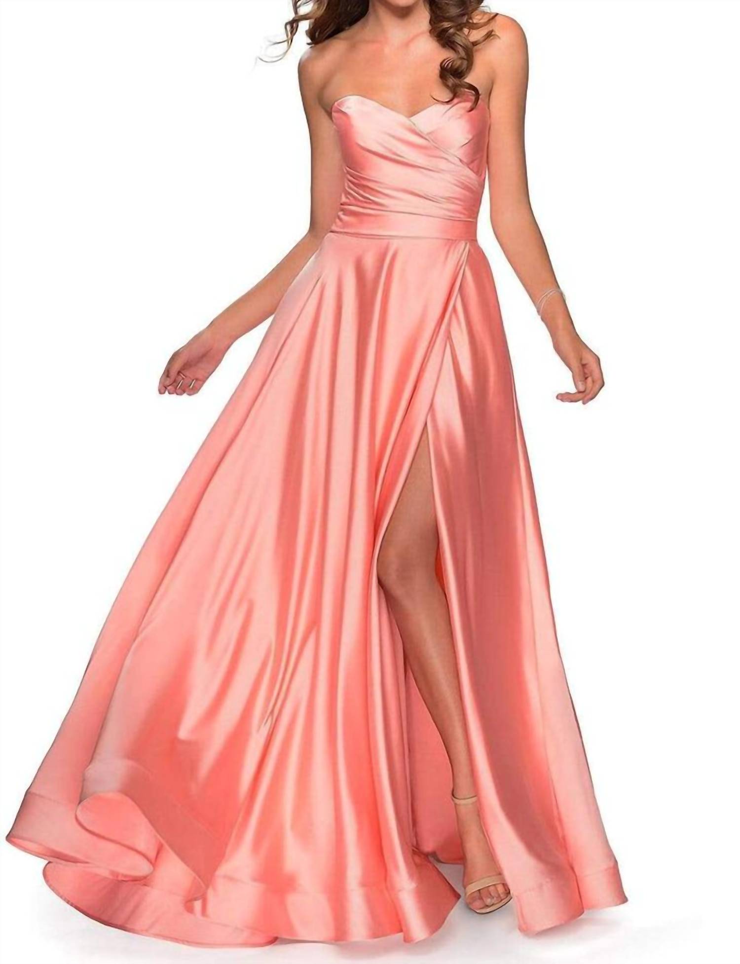 

Персиковое бальное платье La Femme