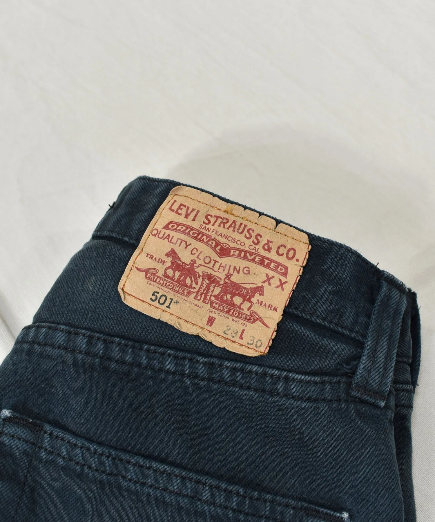 [Винтажная одежда] Джинсы Levi's 501 в стиле 2000-х, черные. — фото 3