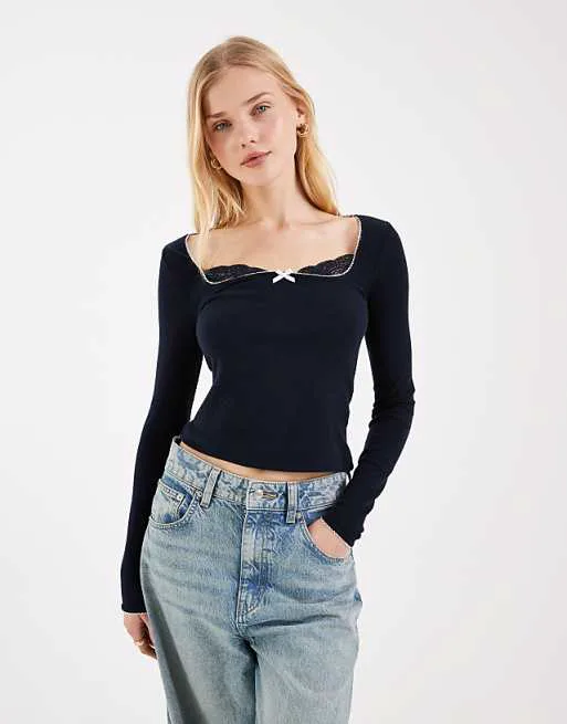 

Темно-синий топ в рубчик с длинными рукавами и кружевной отделкой Miss Selfridge