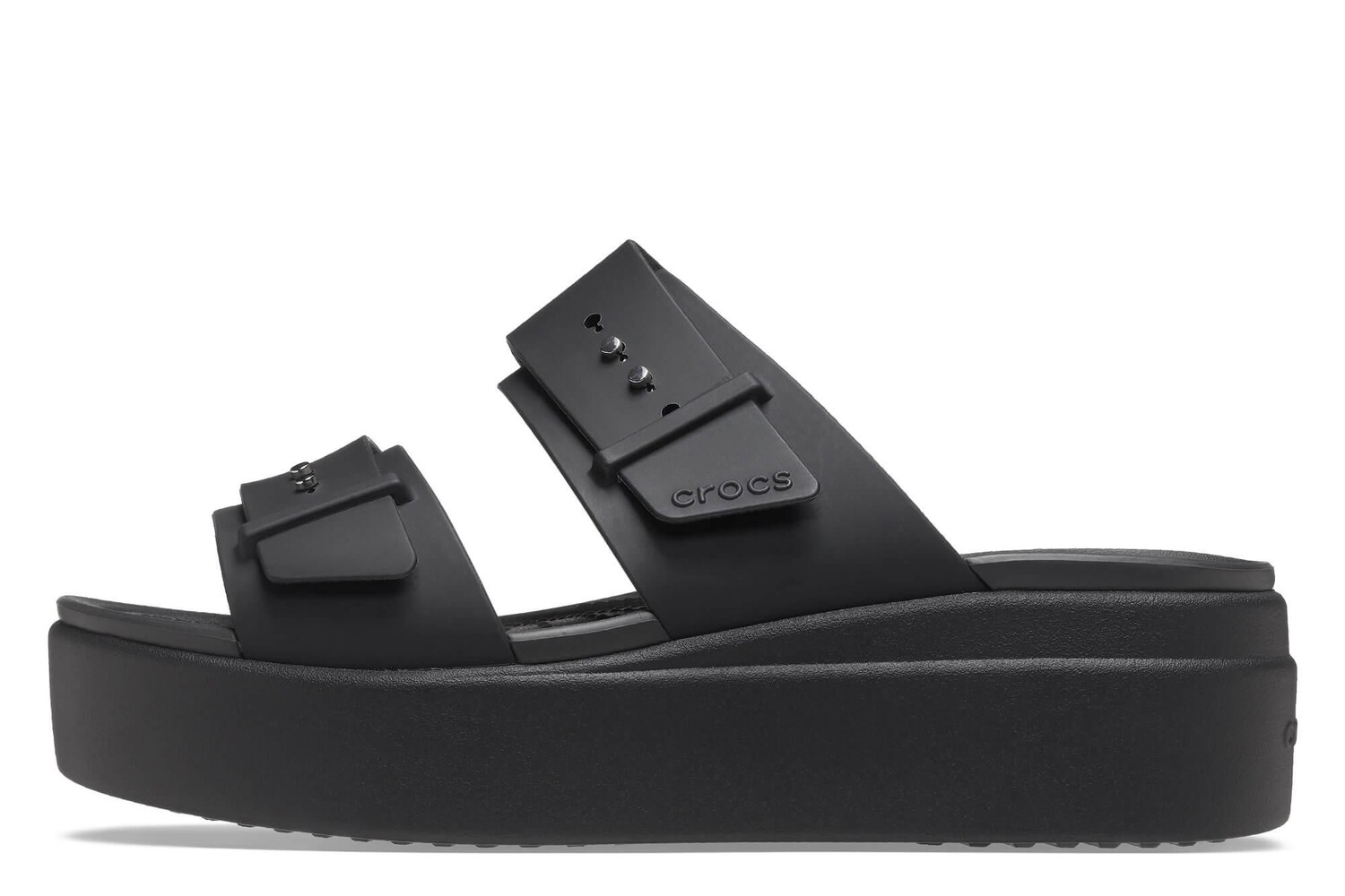 Сандалии Brooklyn на танкетке с пряжкой Lowwdg Crocs, черный — фото 4