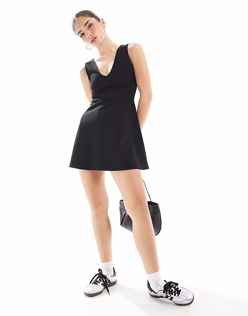 

Мини-платье Miss Selfridge с V-образным вырезом и расклешенной отделкой, черное