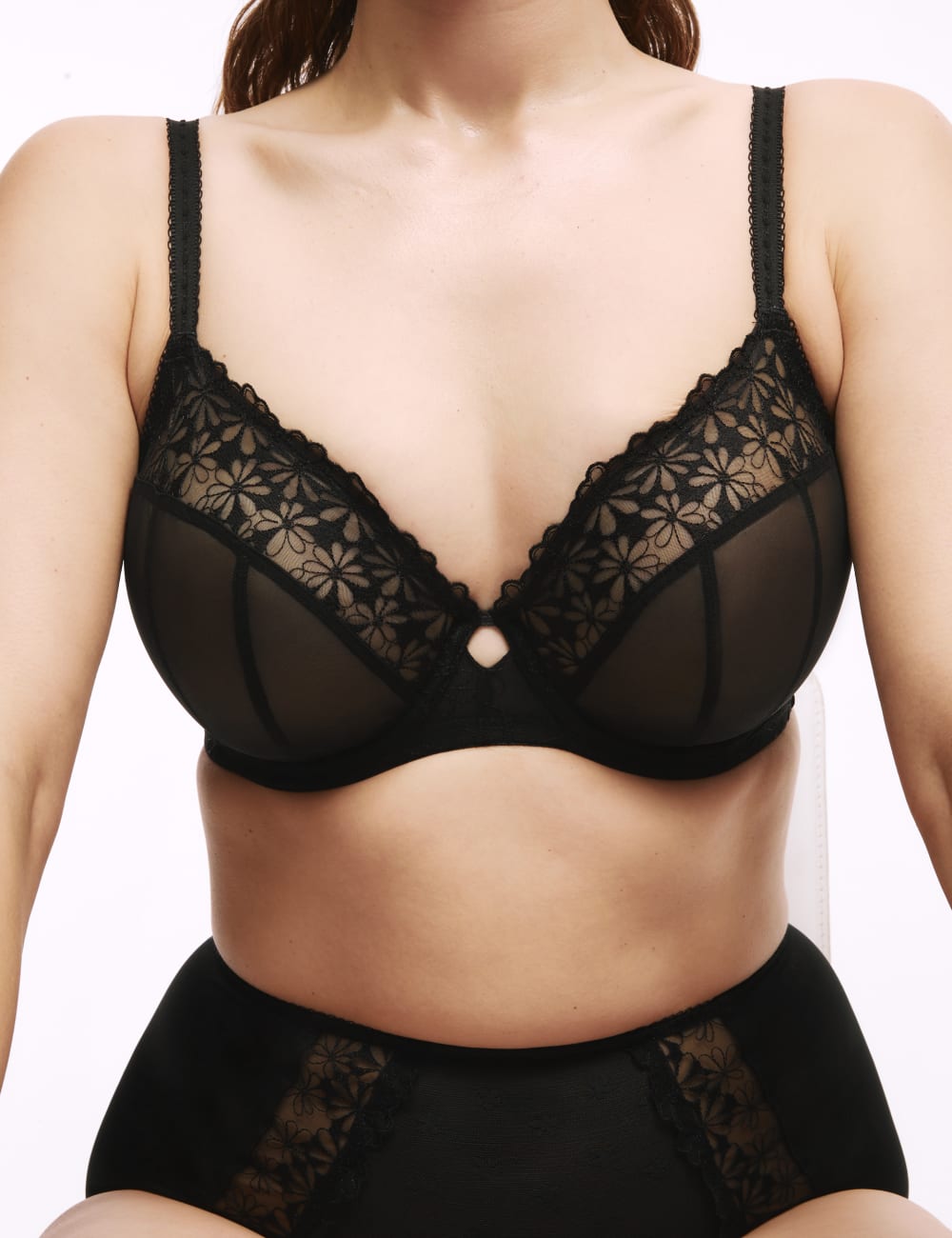 

Бюстгальтер с вышивкой Daisy Embroidered Plunge FH Marks & Spencer, черный