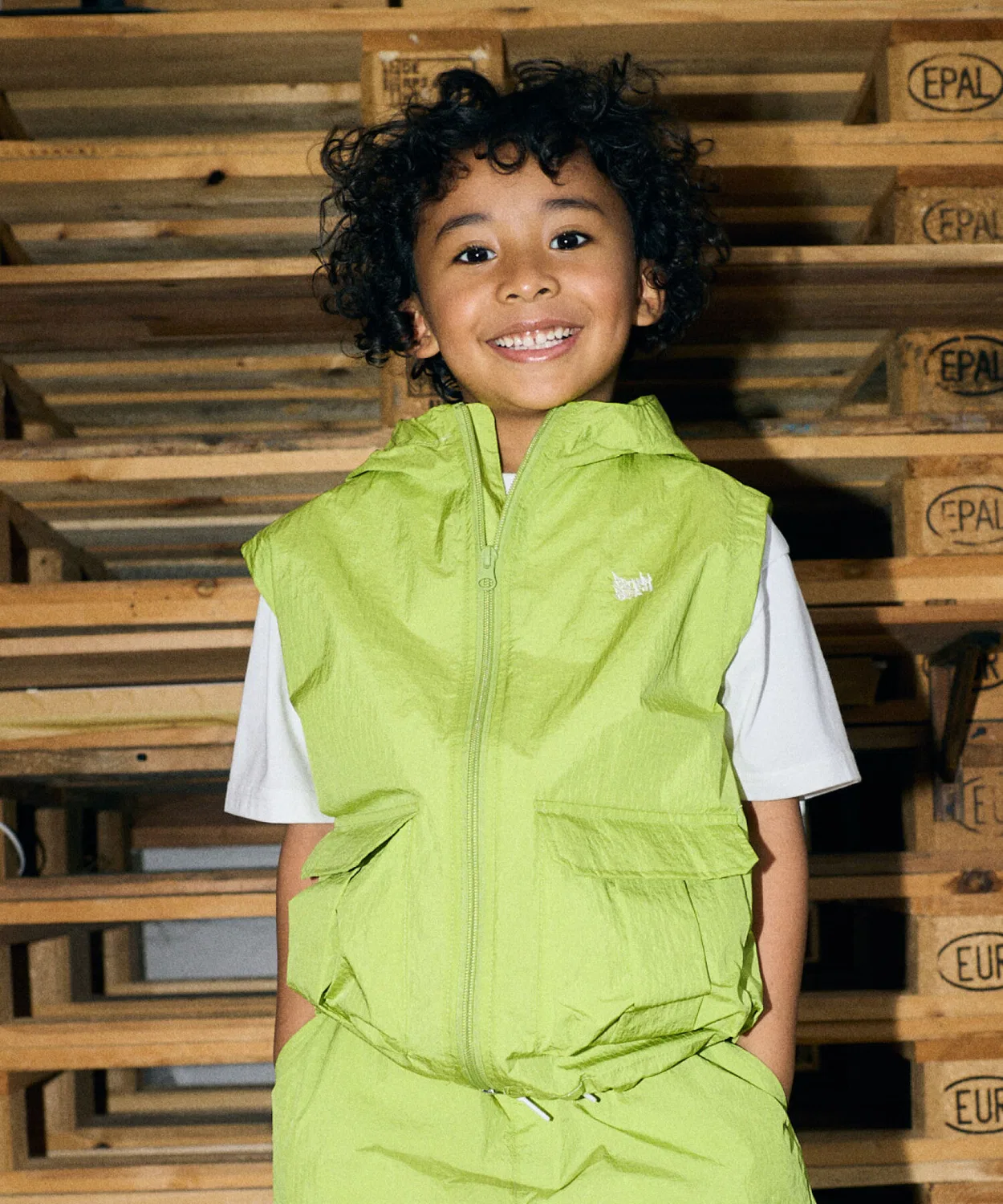 Детский лёгкий жилет с капюшоном цвета лайм от Brownbreath Kids