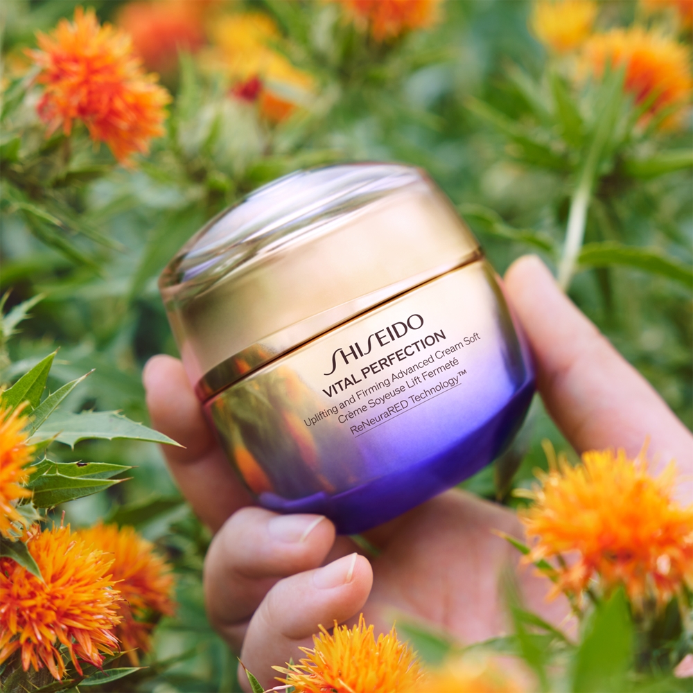 Крем для лица SPF SHISEIDO Подтягивающий и укрепляющий Vital Perfection с мягкой легкой текстурой, укрепляющий — фото 3