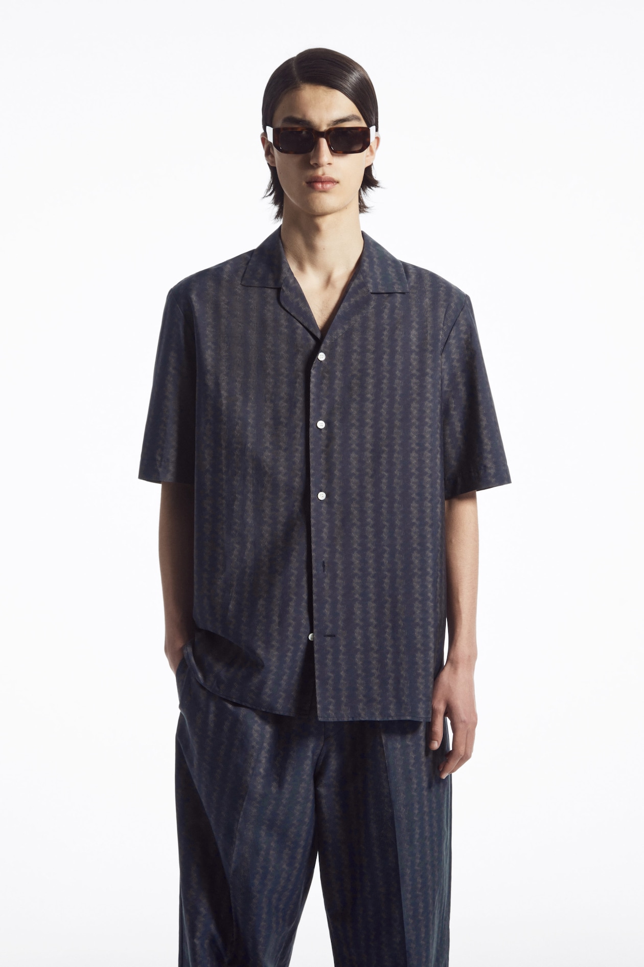 

Рубашка из хлопка с зигзагообразным рисунком-relaxed fit COS, темно-синий