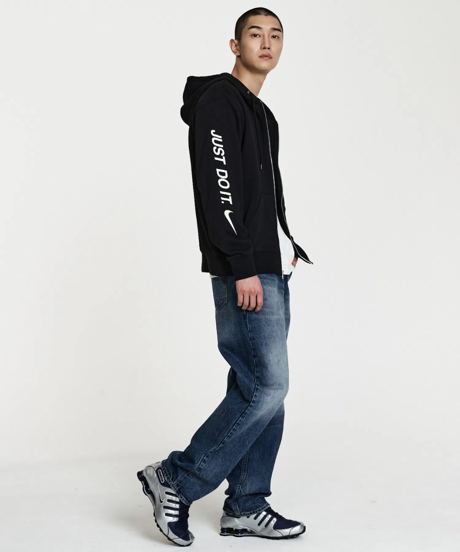 Мужская толстовка Nike Sportswear Club на молнии из французского махрового трикотажа IF0726-010, черная. — фото 4