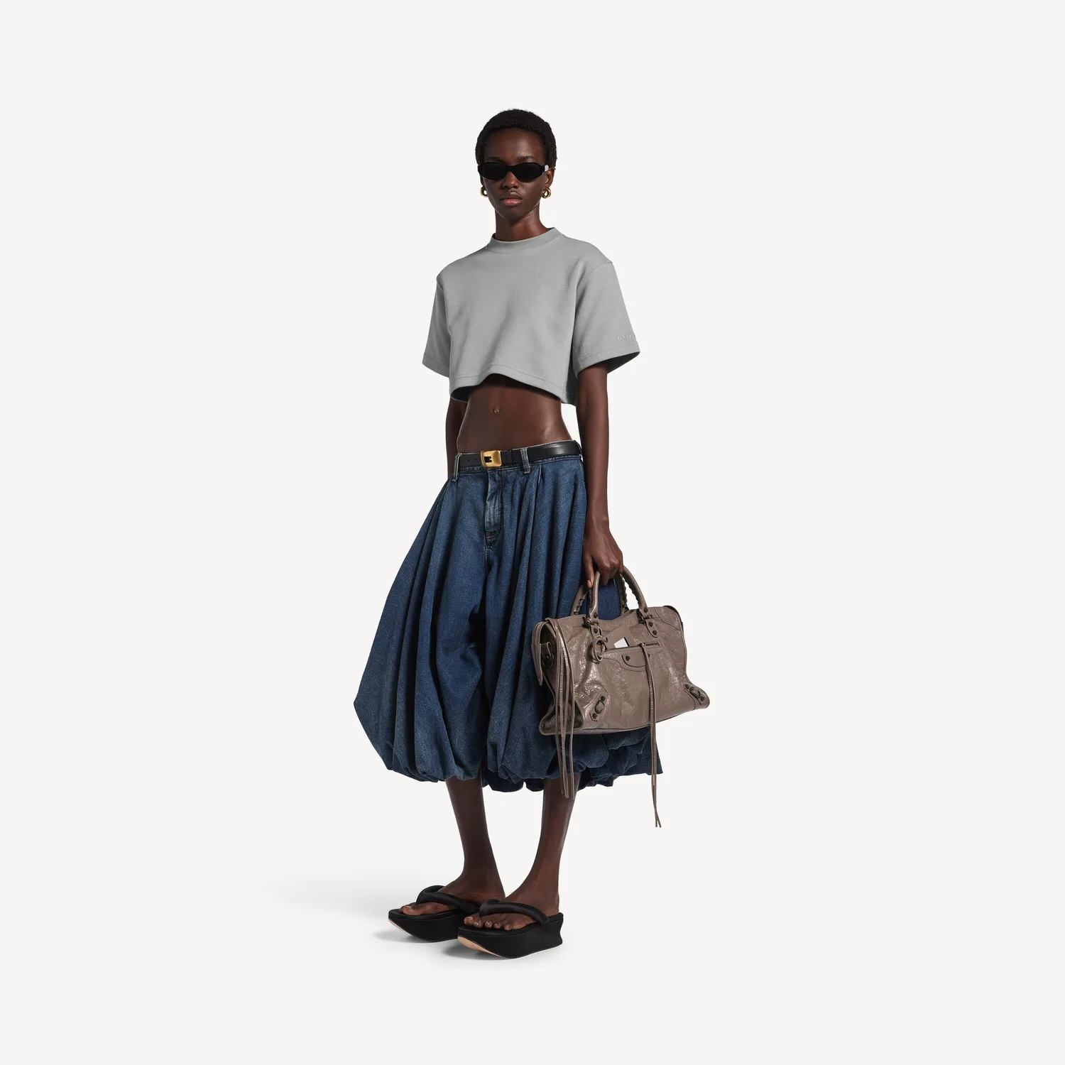 Женская укороченная футболка цвета «Balenciaga серый» — фото 2