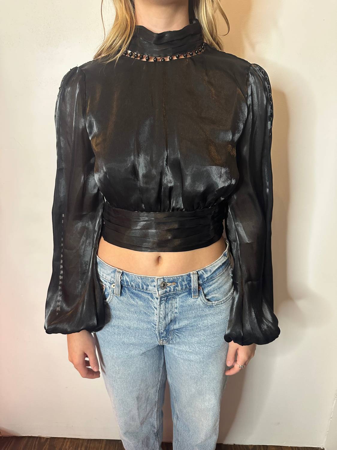 

Main Strip Блузка Elise с открытой спиной и укороченными рукавами, черная