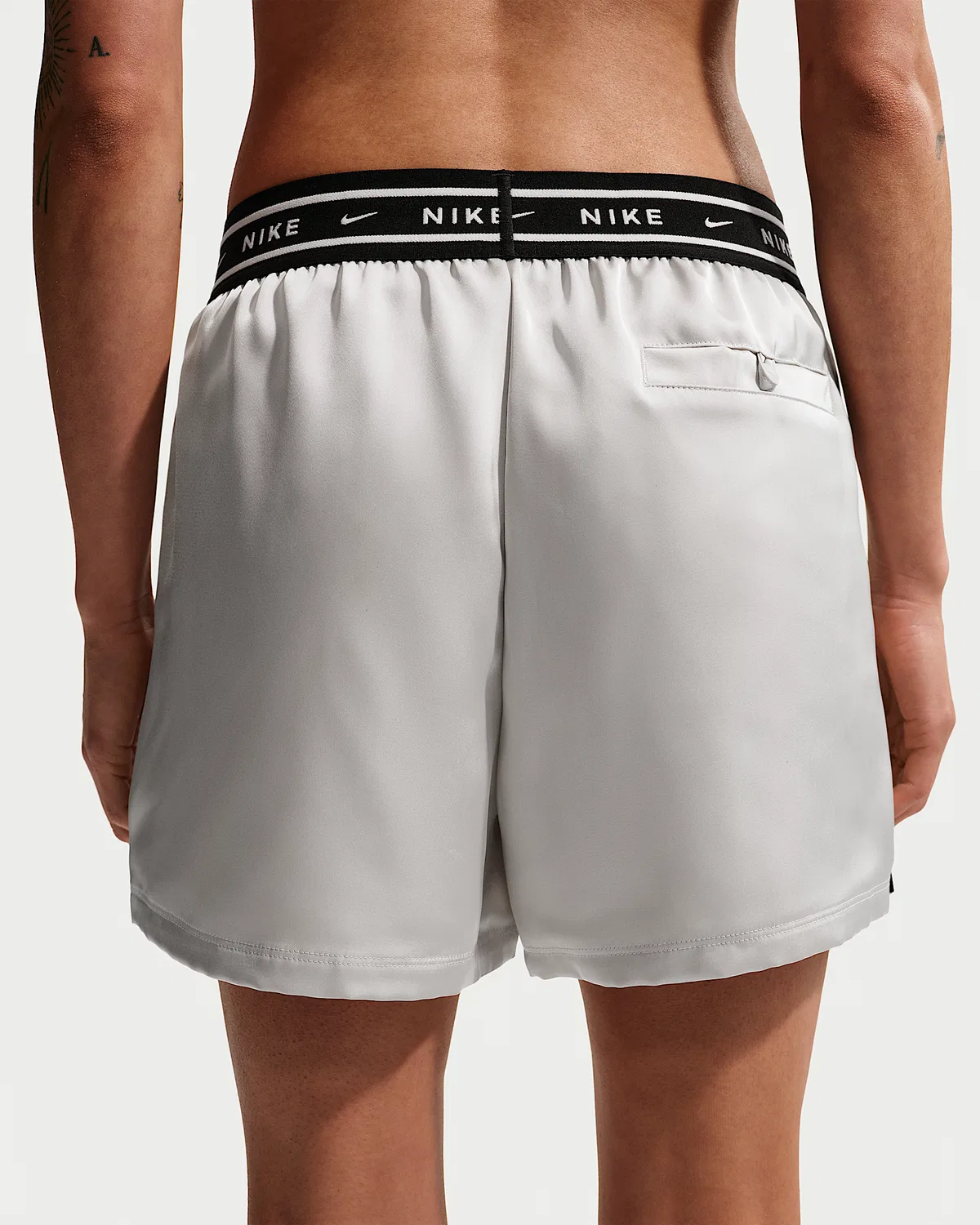 Женские свободные шорты из сатина со средней посадкой Nike Sportswear, Light Bone/Black — фото 3
