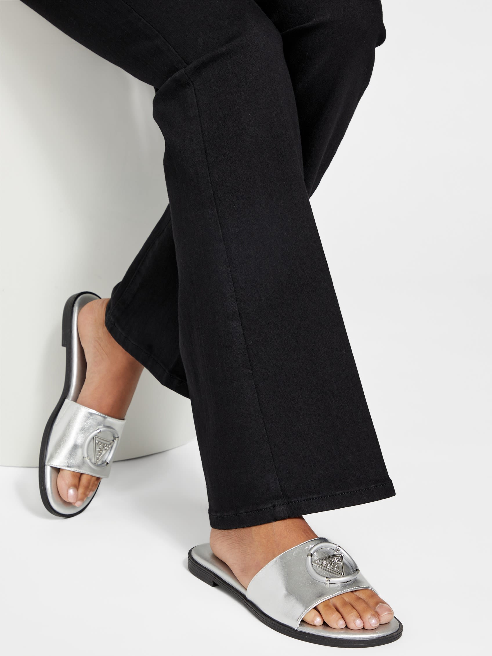 Magnify Пляжные шлепанцы из искусственной кожи Guess Factory, черный — фото 2