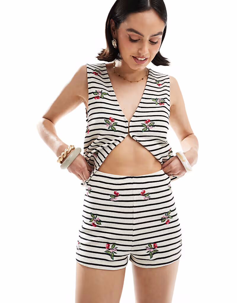 

Полосатые шорты с вышивкой вишни Asos Design, мультиколор