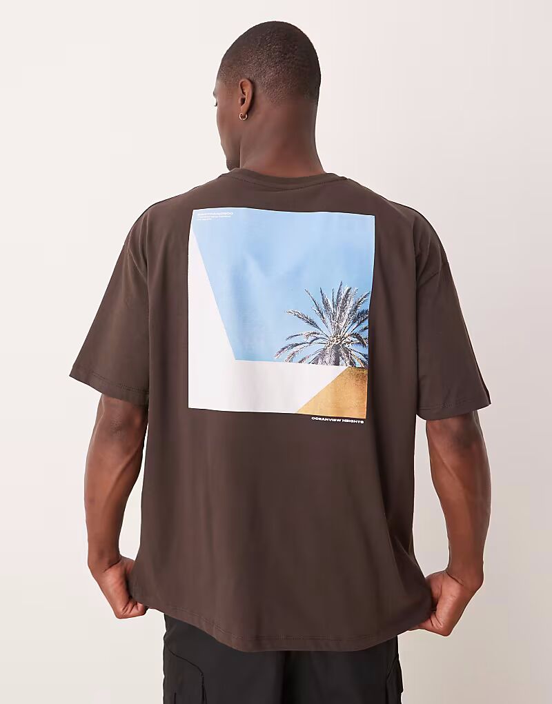 

Футболка свободного кроя ASOS DESIGN с живописным рисунком на спине коричневого цвета