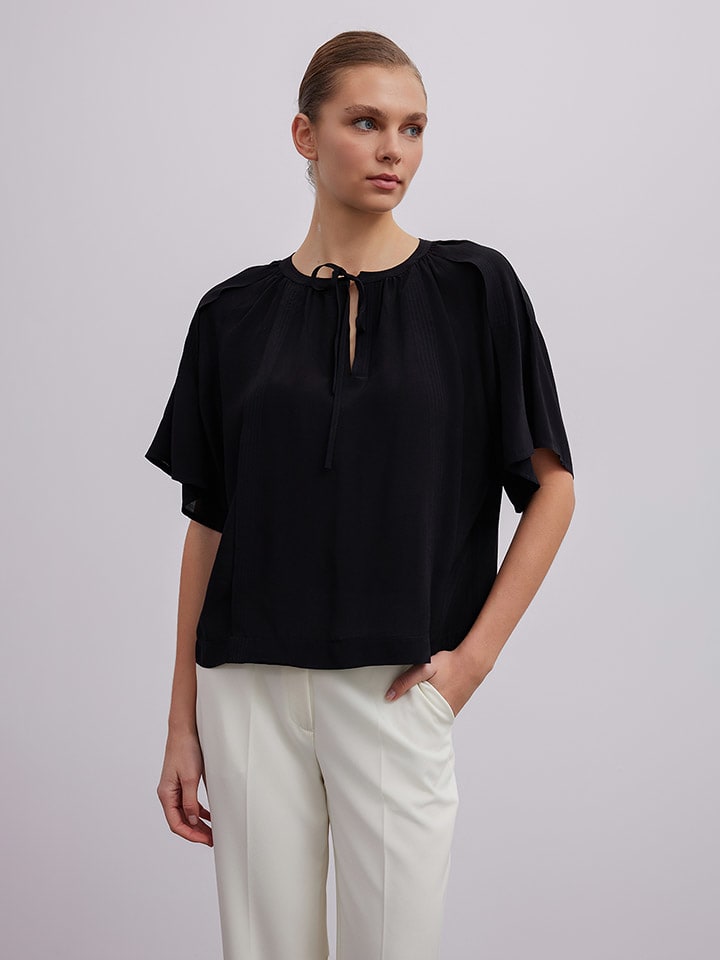 

Черная блузка BGN