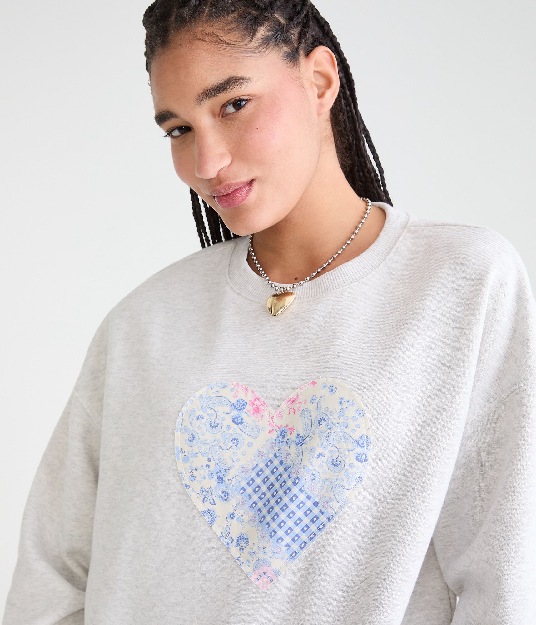 

Толстовка Aeropostale Cloud Soft Patchwork Heart Oversized Crew, lightest heather gry