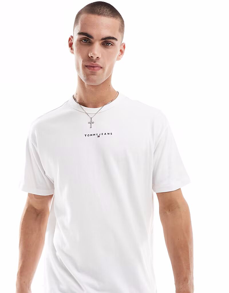 

Футболка Tommy Jeans с линейным логотипом на груди, белая