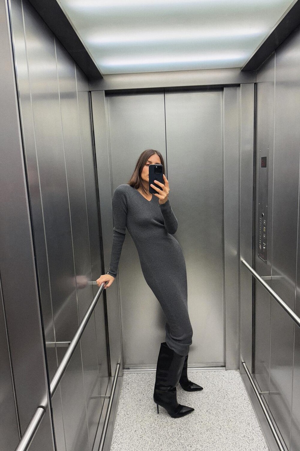 

Платье миди с v-образным вырезом ZARA, серый