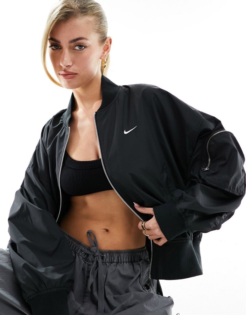 

Nike Essentials — черный бомбер большого размера