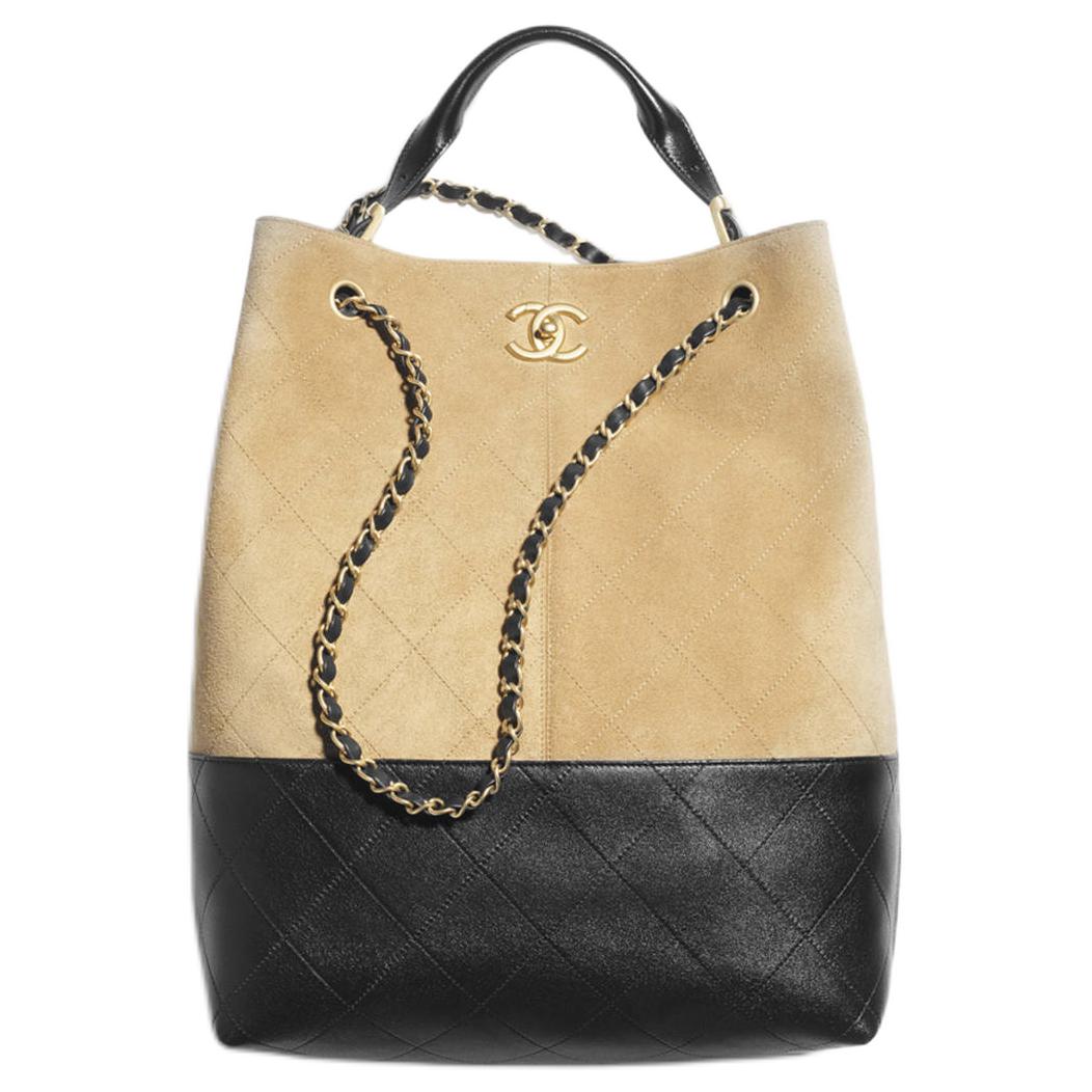 

CHANEL Женская сумка из замши с кожаными деталями бежево-черная