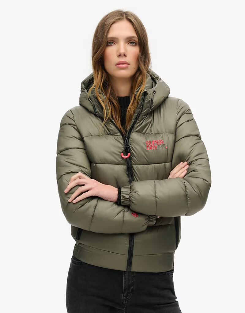 

Спортивная стеганая куртка-бомбер Superdry в цвете пыльной оливы