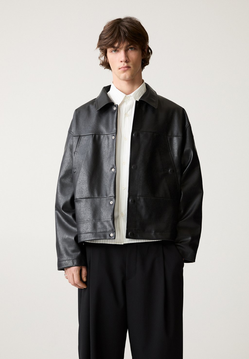 

Куртка из искусственной кожи EFFECT PULL&BEAR, черный