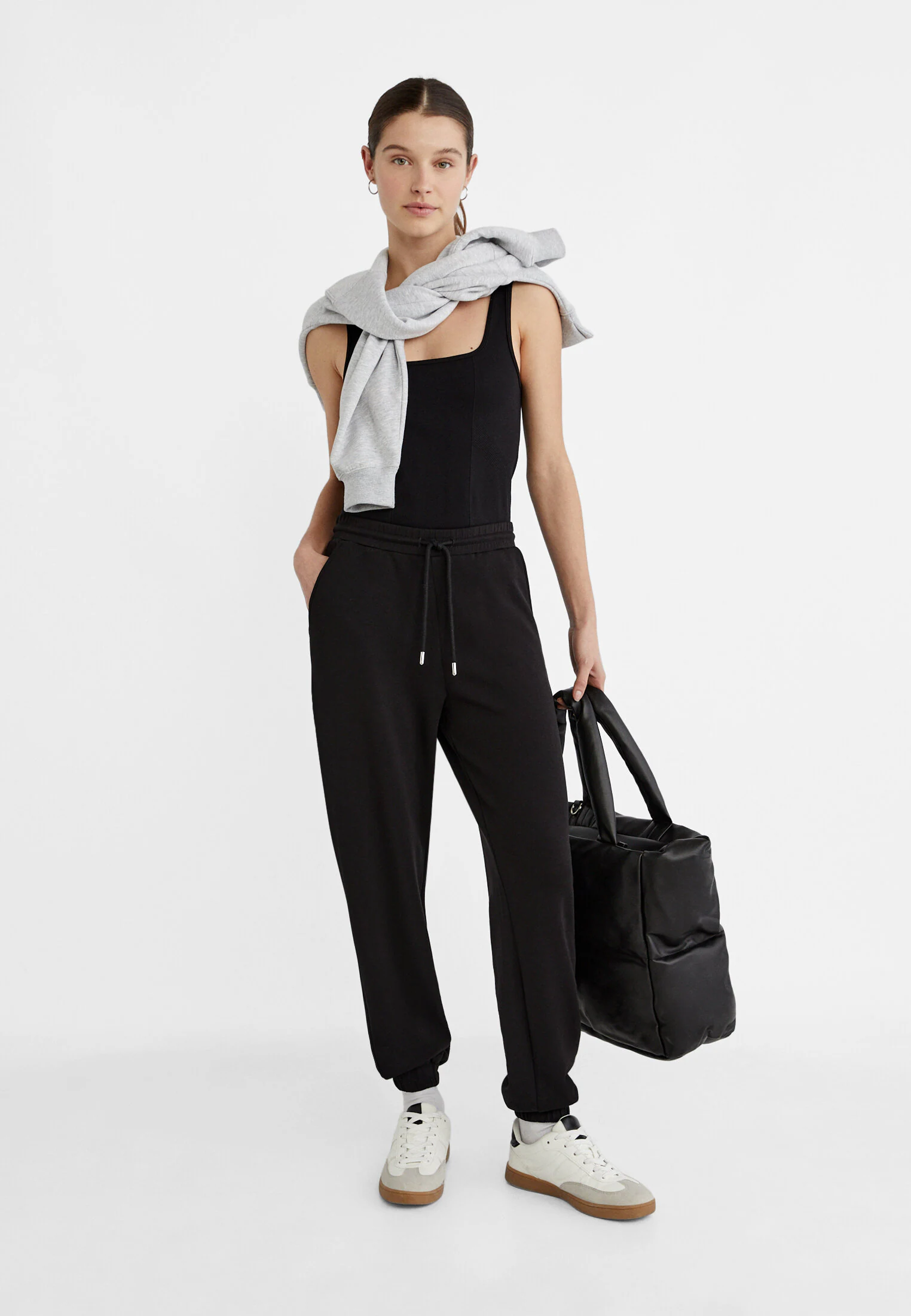 

Мягкие джоггеры Stradivarius, черный
