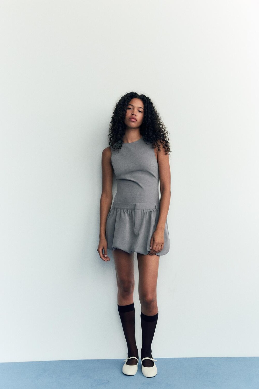 

Объемное короткое платье ZARA, серый