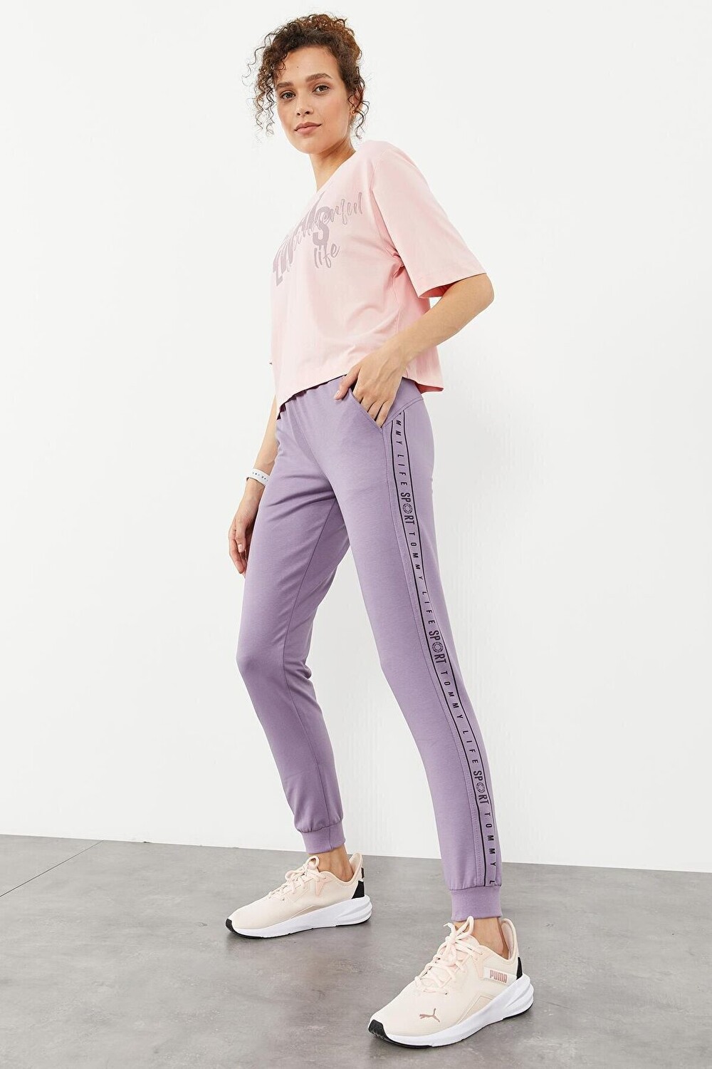 

Женский спортивный костюм в полоску с сиреневым текстом и удобной формой с манжетами TOMMYLIFE