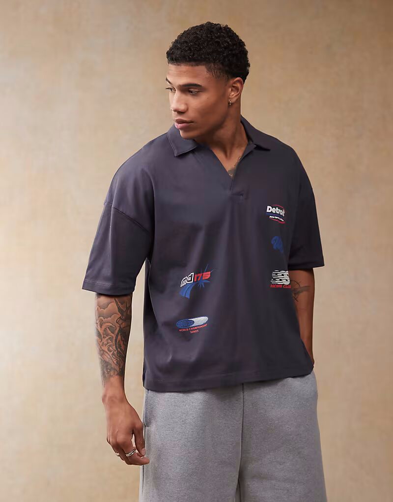

Рубашка-поло свободного кроя ASOS DESIGN темно-синего цвета с мультиспортивными принтами и спущенными плечами