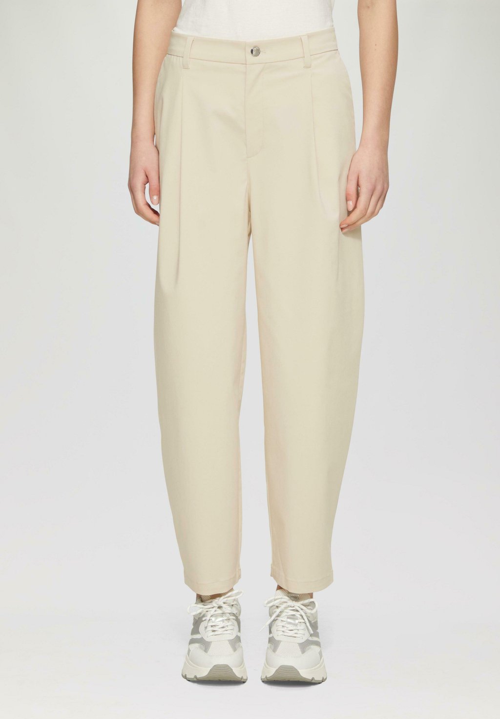 

Брюки CROPPED-AUS MIT BARREL LEG UND ELASTIKBUND s.Oliver, бежевый