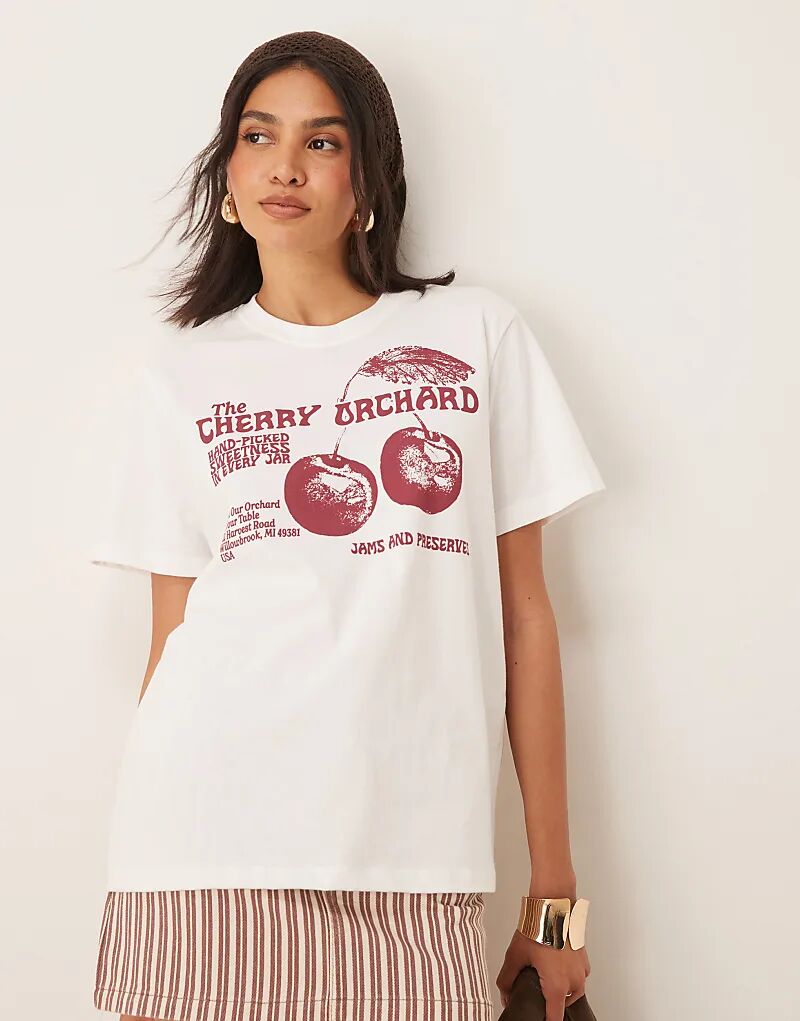 

Футболка ASOS DESIGN классического кроя с изображением вишневого сада кремового цвета