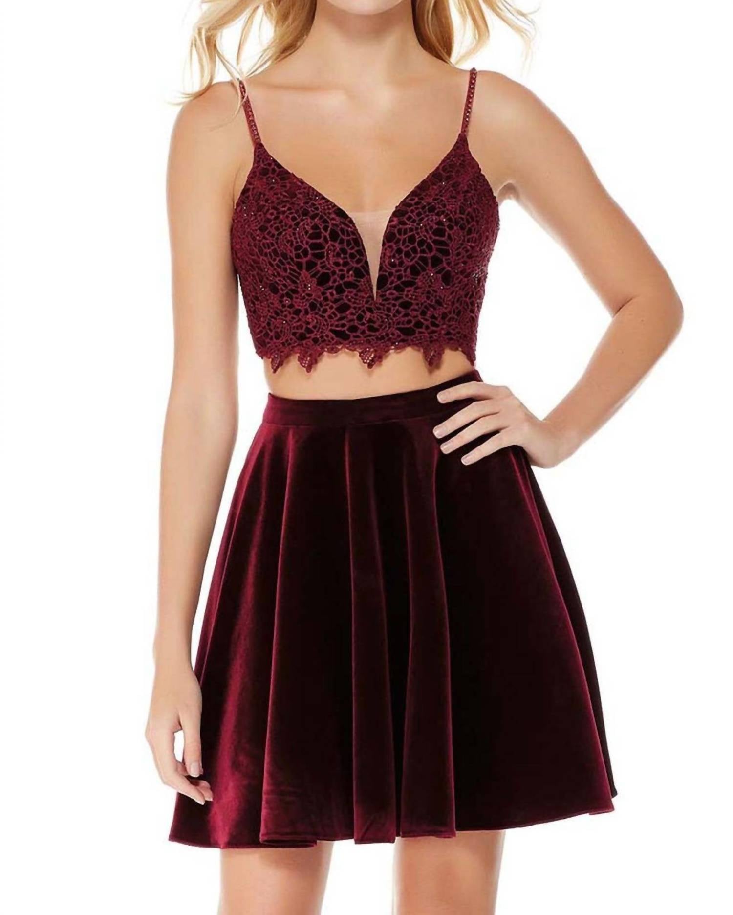

Короткое бархатное платье с кружевным укороченным топом в цвете Black Cherry ALYCE PARIS