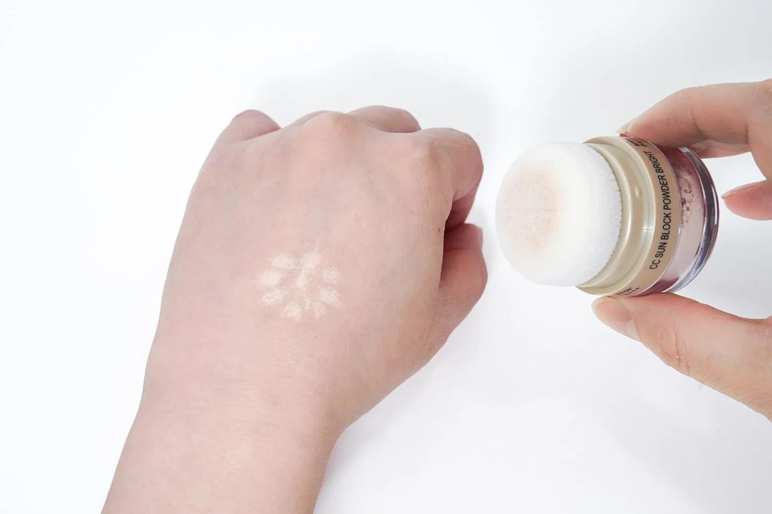 Солнцезащитная пудра Dufra Premium CC Sunblock Powder, SPF 50+ PA+++, светлый бежевый Dufla — фото 2
