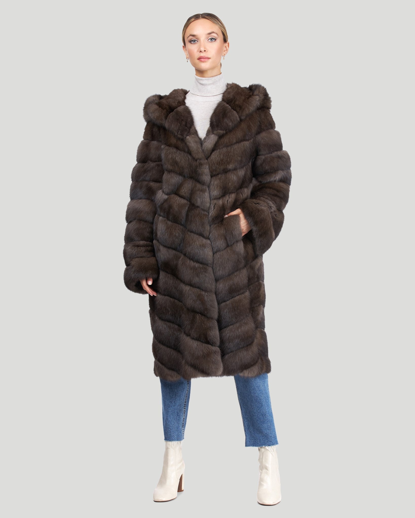 

Пальто миди из русского соболя с шевроном Gorski, цвет silvery 1