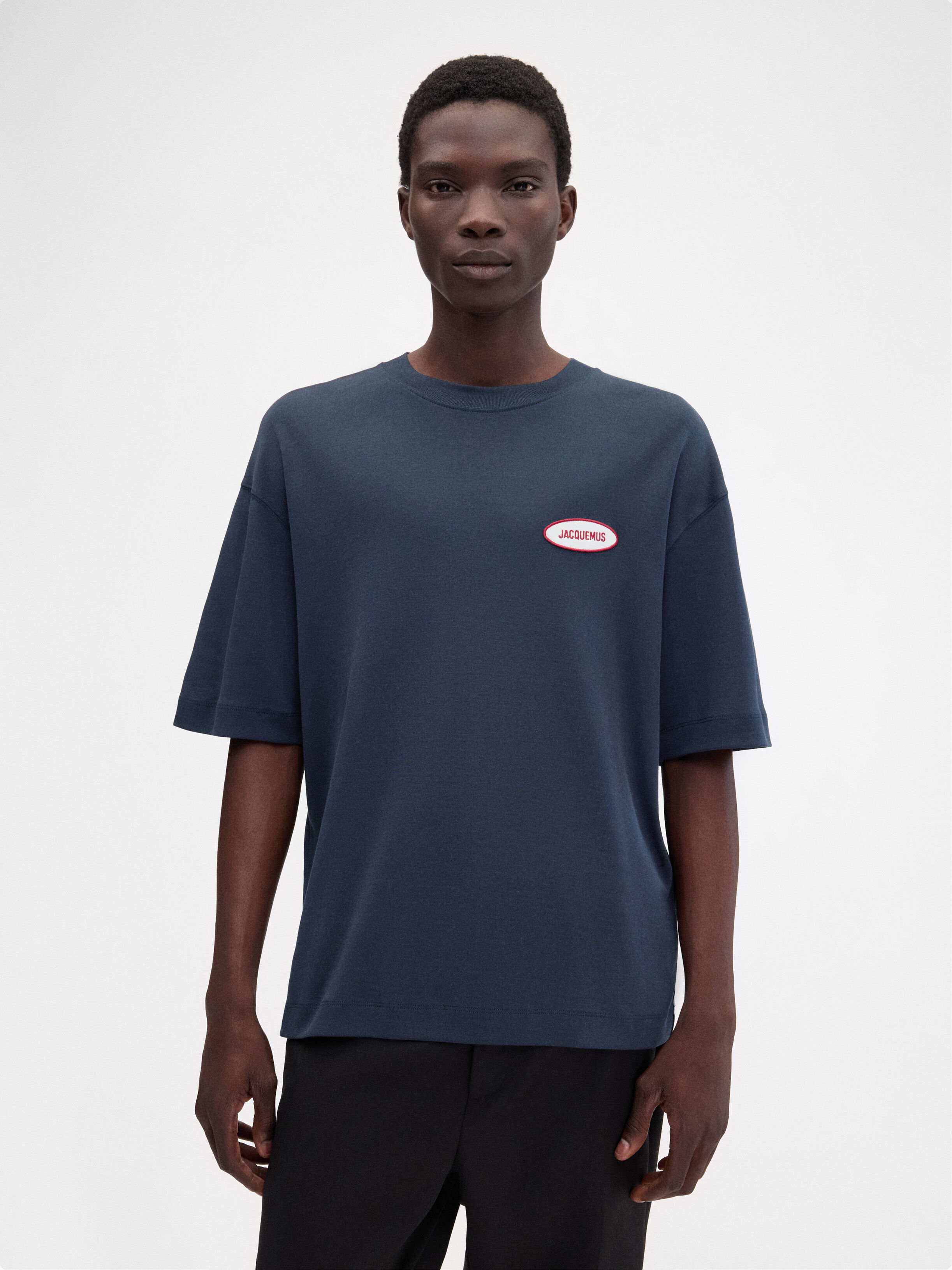 

Футболка с нашивкой-логотипом JACQUEMUS The Stazione t-shirt, цвет Station Patch Navy