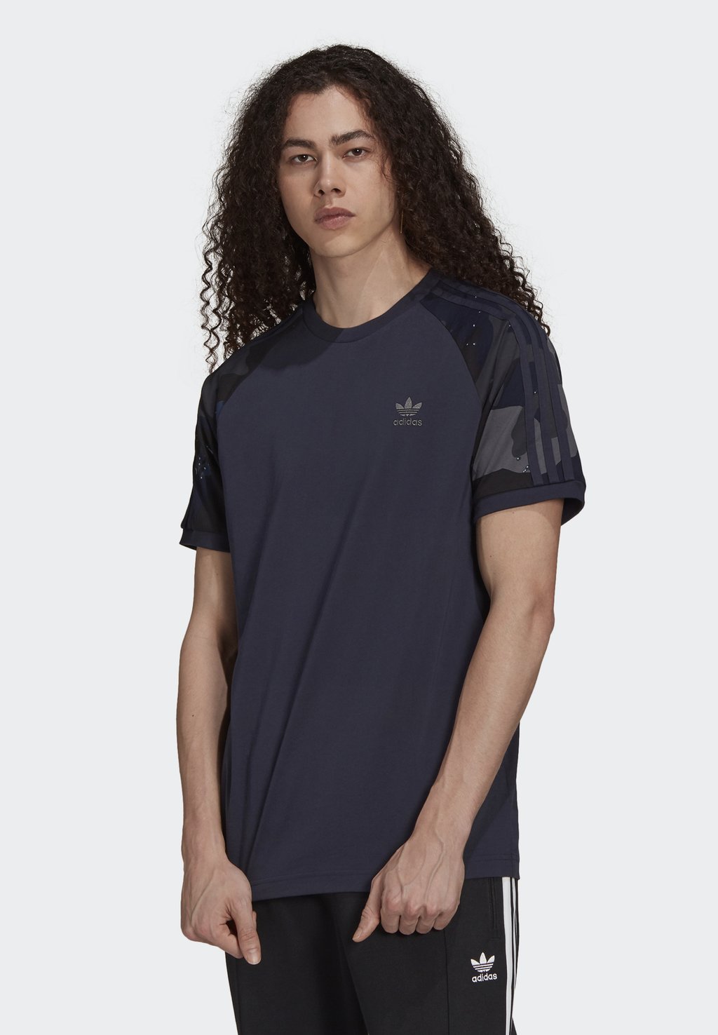 

Футболка с принтом CAMOUFLAGE CALIFORNIA GRAPHICS Adidas Originals, темно-синий