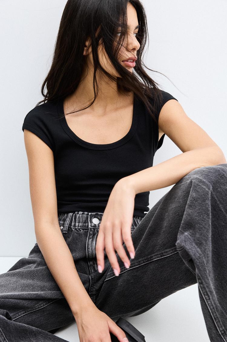 

Футболка с коротким рукавом в рубчик Pull And Bear, черный