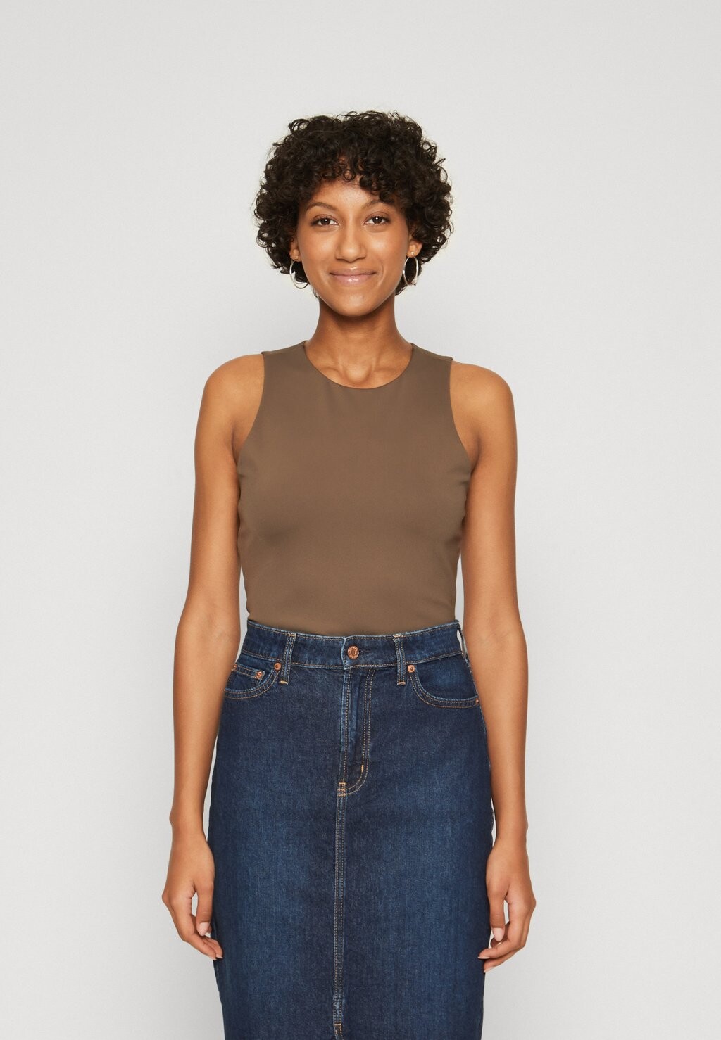 

Топ MORA CUT OUT BACK Guess, коричневый
