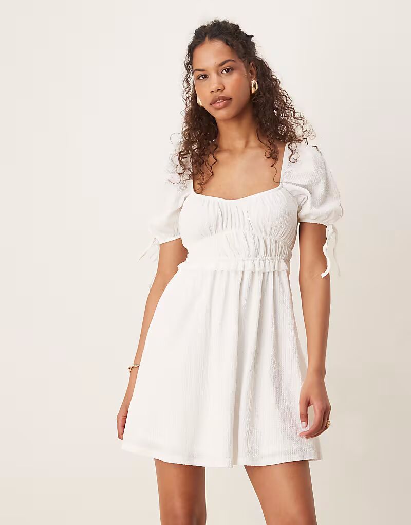 

Gina Tricot мини-платье с короткими рукавами и буфами белого цвета