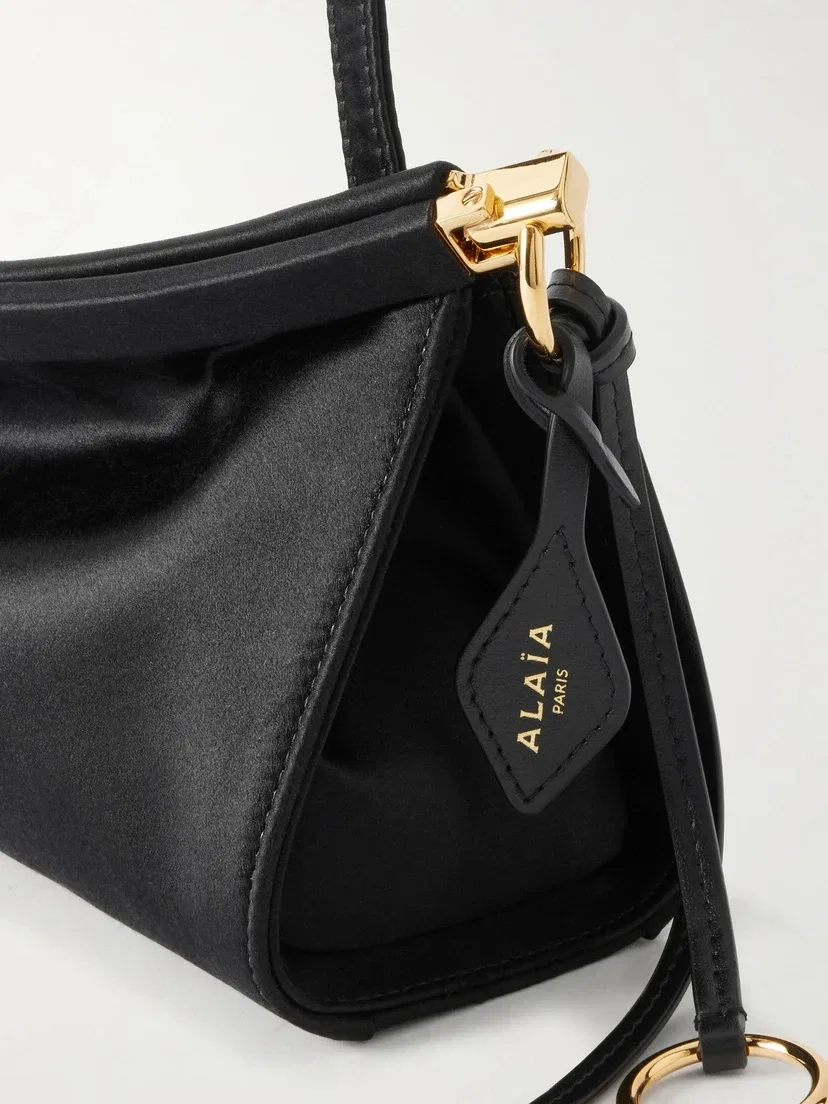 Маленькая атласная сумка через плечо Le Click Alaïa, черный — фото 4