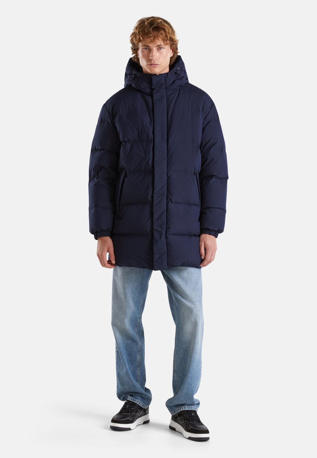 

Зимнее пальто HOODED PUFFER IN PADDED HORIZONTAL ZIP FASTENING WITH FLY SIDE POCKETS WITH FLAP AND CONCEALED SNAP BUTTON ELASTICATED HEM AND CUFFS United Colors of Benetton, синий