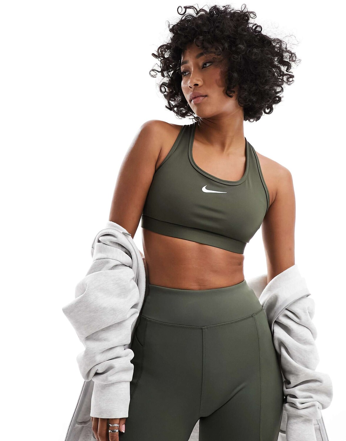 

Бюстгальтер средней поддержки Nike Swoosh Dri-Fit цвета хаки