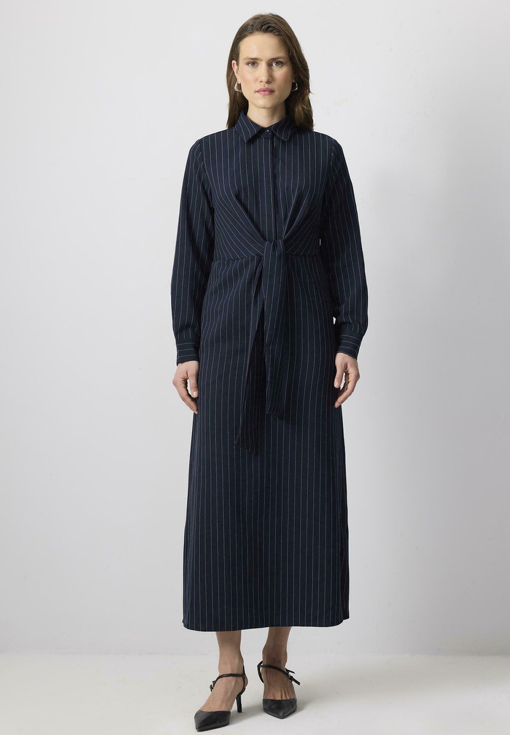 

Платье макси FRONT TIE STRIPED Touché Privé, темно-синий