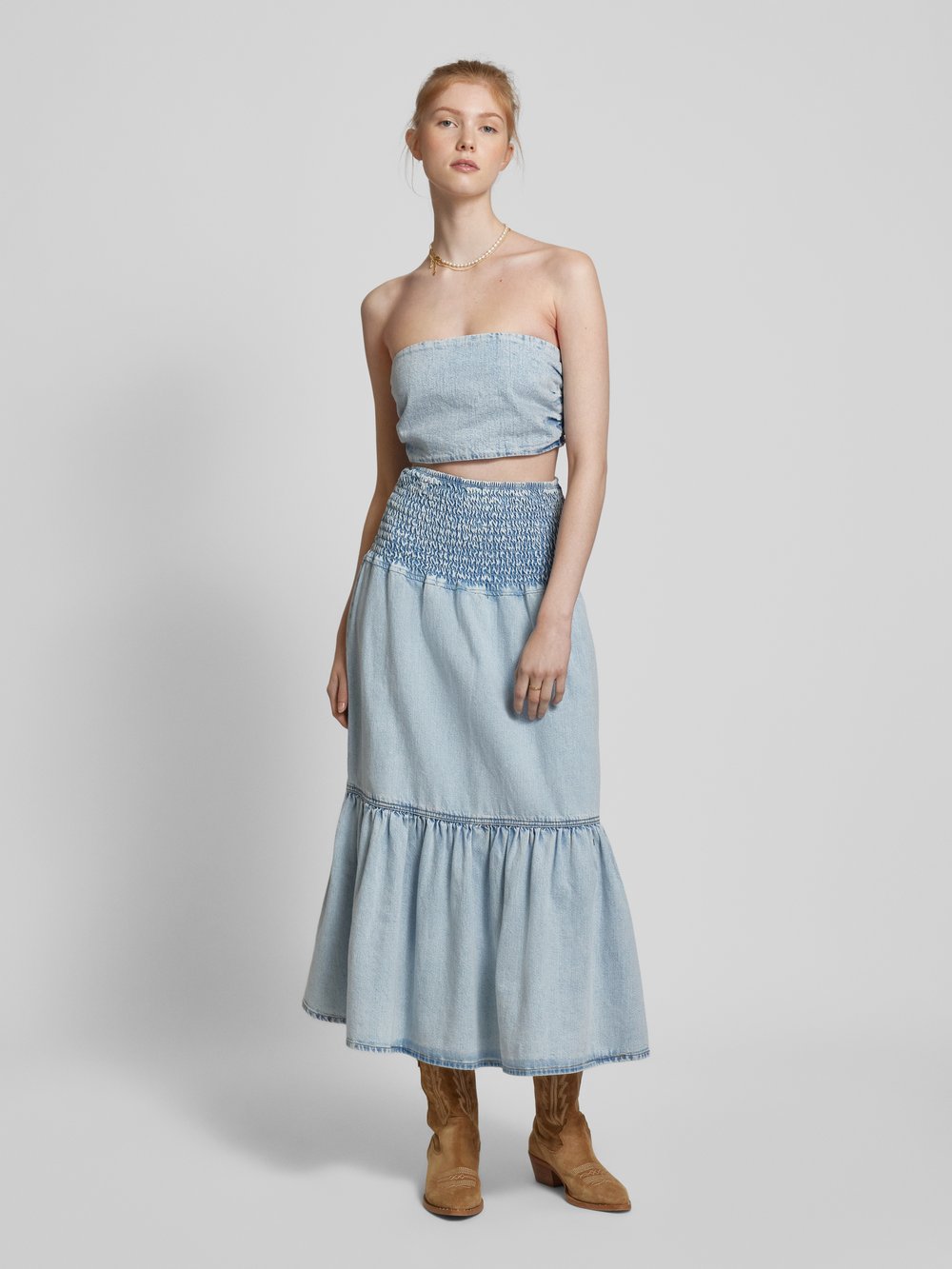 

Укороченный топ-бандо в стиле деним Gina Tricot