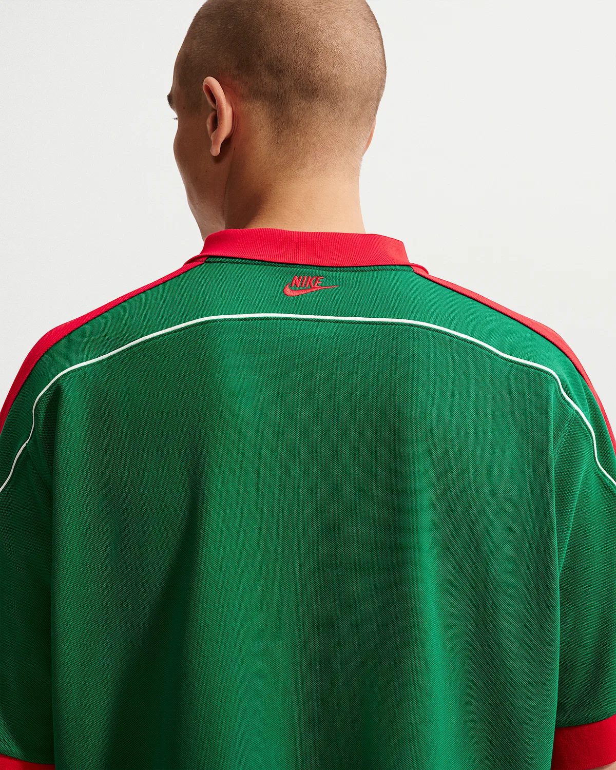 Мужское оверсайз поло с коротким рукавом Nike Sportswear Club, Pine Green/University Red/Sail/University Red — фото 2