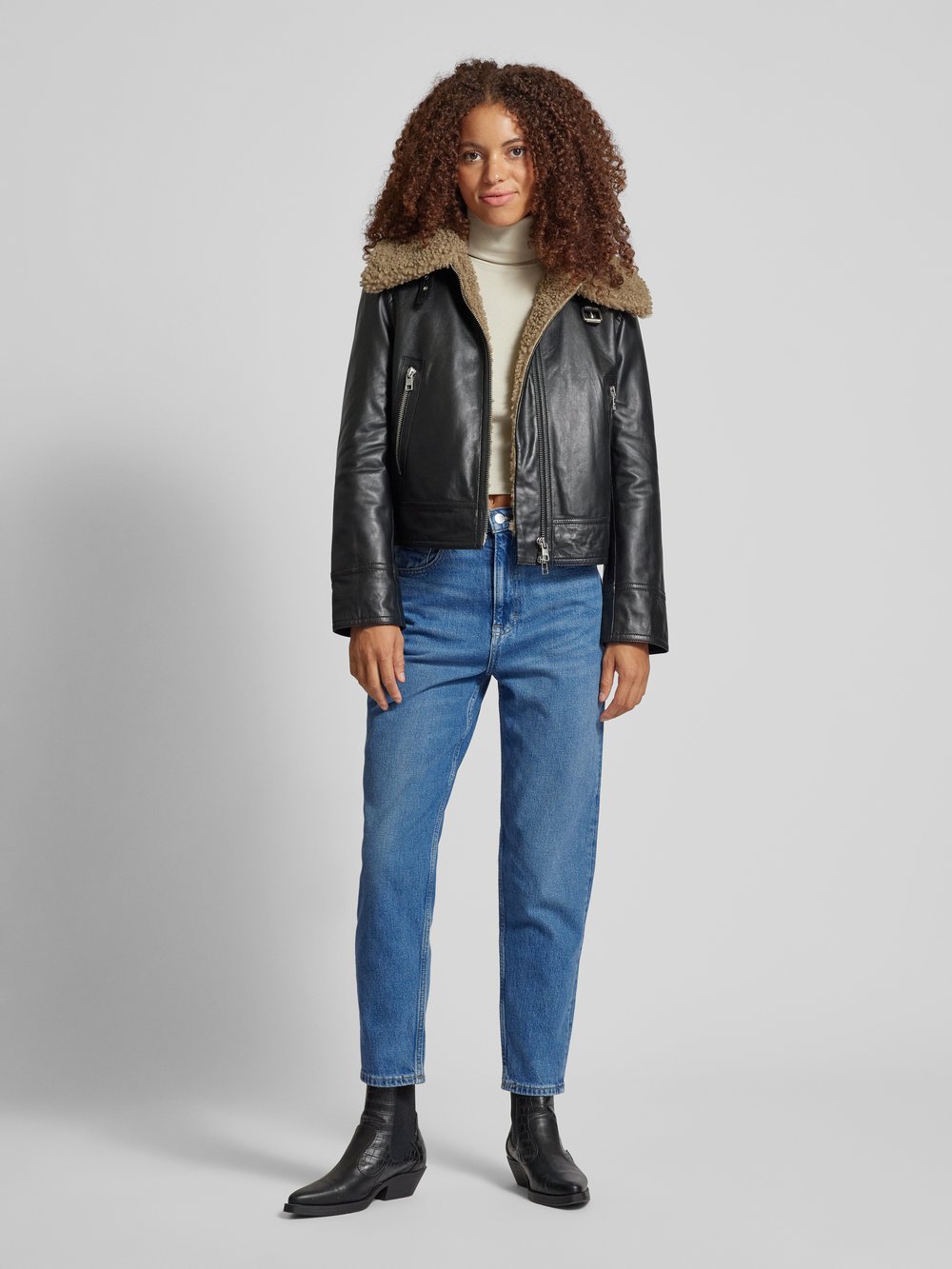 

Джинсы mom fit с пятью карманами Tommy Jeans