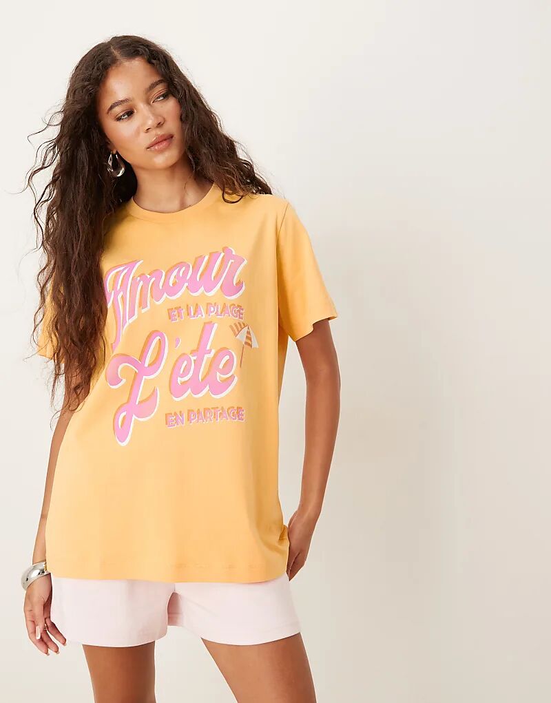

Футболка ASOS DESIGN Regular Fit с принтом amour l'ete оранжевого цвета